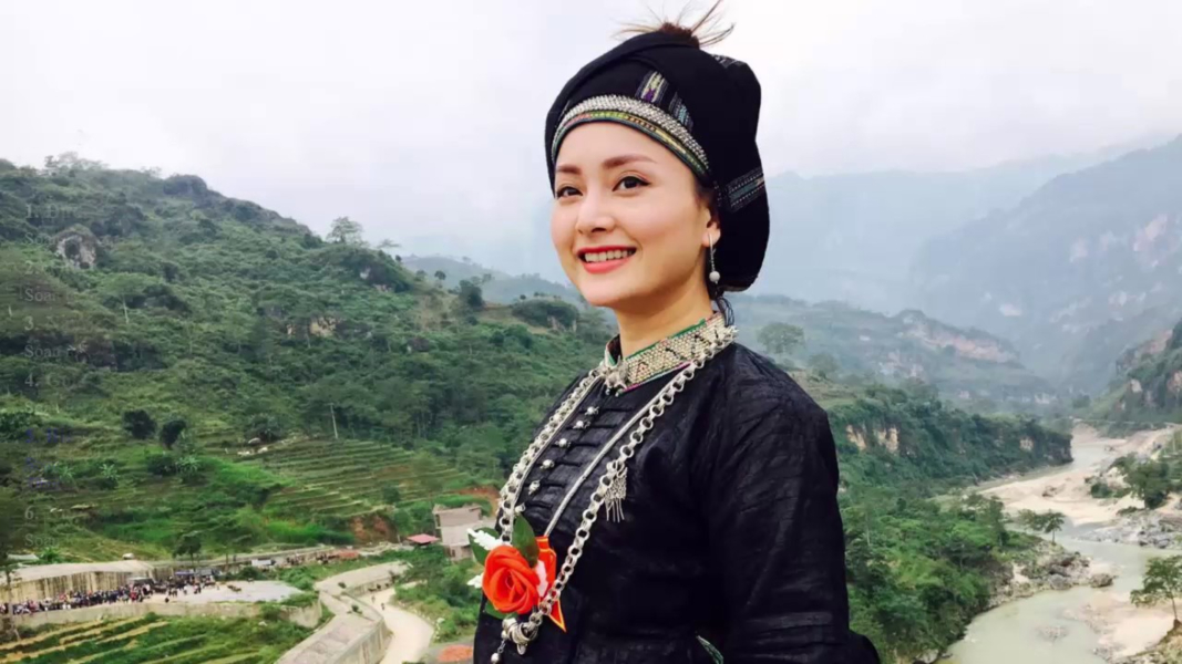 Độc đáo nghề đan nón lá của dân tộc Nùng 