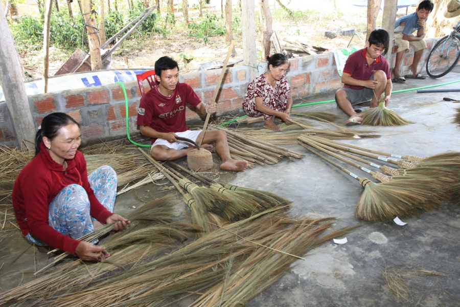 Làng nghề chổi đót Văn Phong