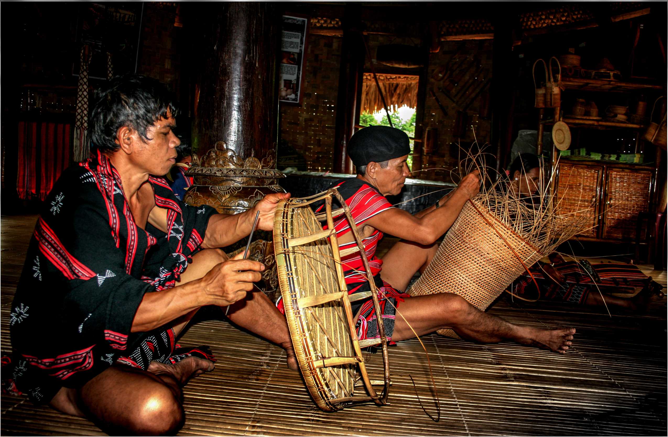 Đan lát trong đời sống hàng ngày của người Cơ Tu