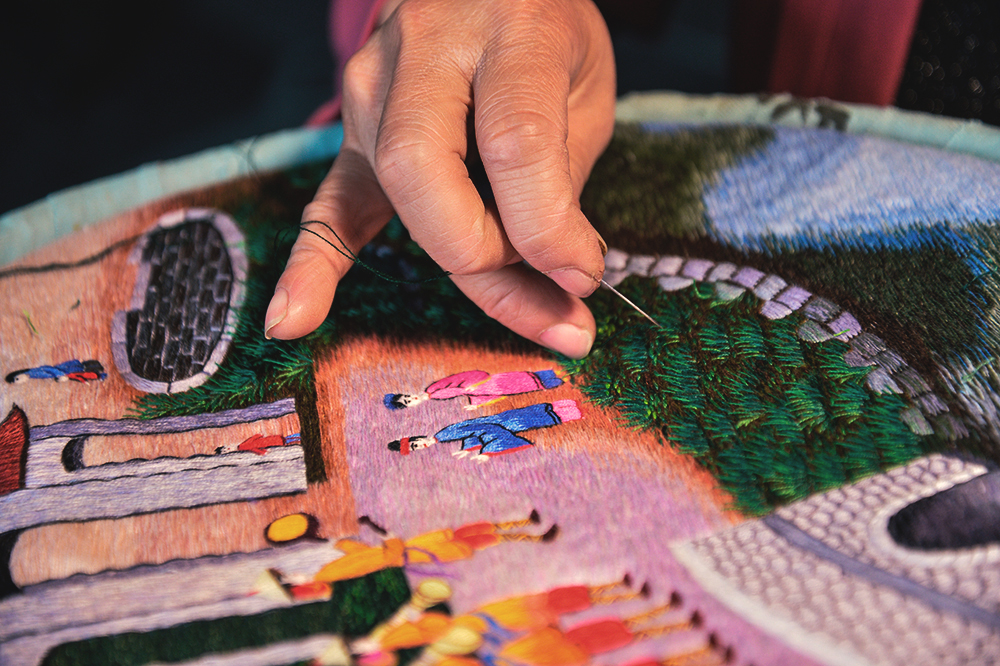 Làng nghề dệt và thêu ở Việt Nam